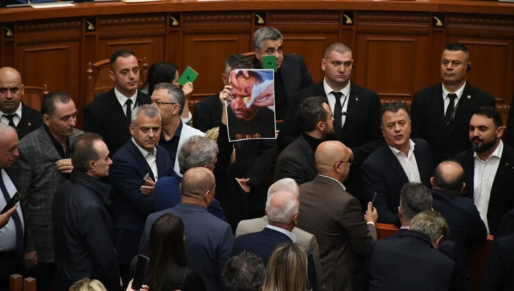 Arnavutluk’taki gösteriler mecliste arbedeye sebep oldu