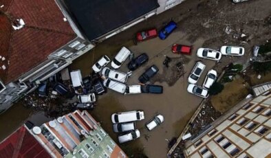 Ayazağa’da sel suları araçları sürükledi: Sokak havadan görüntüledi
