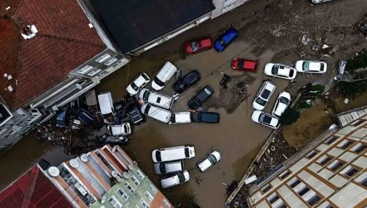 Ayazağa’da sel suları araçları sürükledi: Sokak havadan görüntüledi
