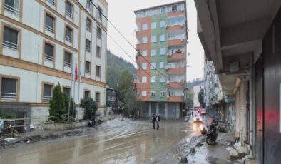 Ayazağa’da selin ardından: Enkaz kaldırma ve temizlik çalışmaları başladı