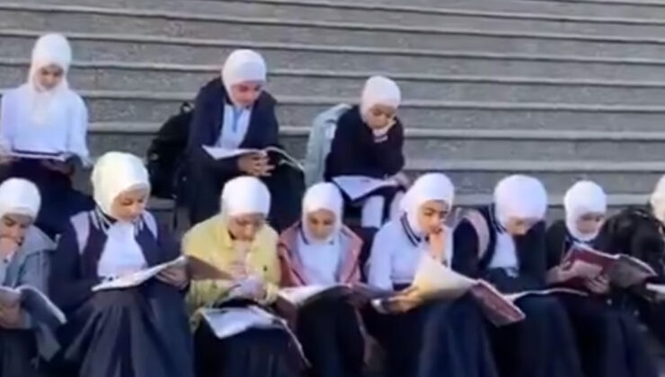 Azerbaycan’da başörtülü öğrenciler bahçede ders işledi