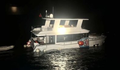 Çanakkale’de batma tehlikesi geçiren teknedeki 2 kişi kurtarıldı