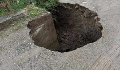 Çanakkale’de yol çöktü, tekneler karaya vurdu