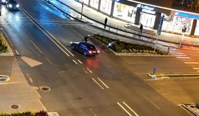 Çarptığı aracın camından içeri girdi: O anlar kamerada