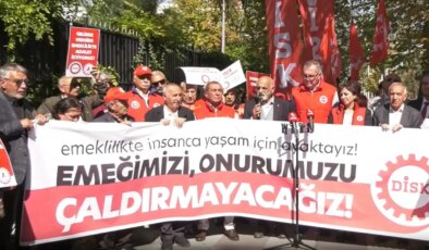 Devrimci Emekliler Sendikası’ndan TÜİK önünde eylem: ‘Soframızdan aşırdığınız her kuruşun hesabını soracağız’