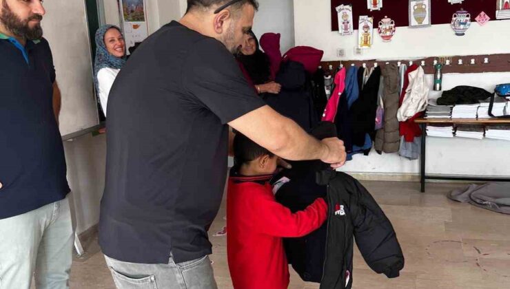 Diyarbakır’da Çermik ve Çüngüşlüler Derneği 200 öğrenciye mont ve bot dağıttı