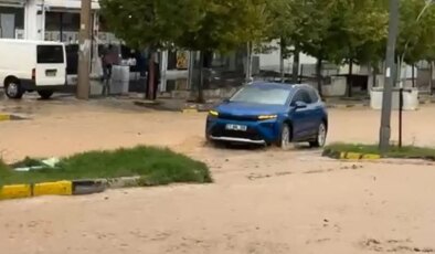 Diyarbakır’da şiddetli sağanak hayatı felç etti: Cadde ve sokaklar göle döndü
