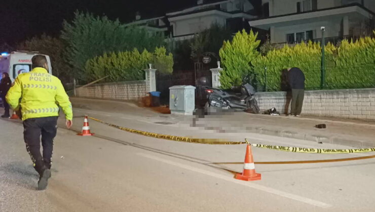 Elektrik panosuna çarpan motosiklet devrildi: Genç sürücü kurtarılamadı