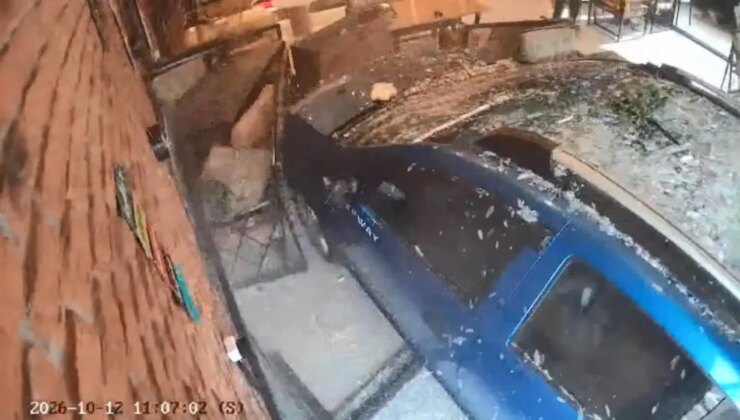 Esenyurt’ta otomobil park halindeki araca çarpıp börekçiye girdi