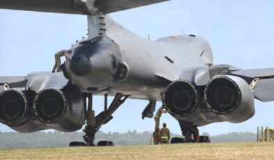Fairford Üssü’nde alarm: ABD bombardıman uçaklarını çekti