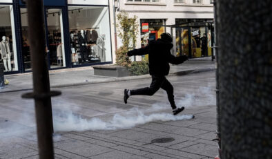 Fransa kaynıyor: Esnaf yağmalara karşı koruma tuttu