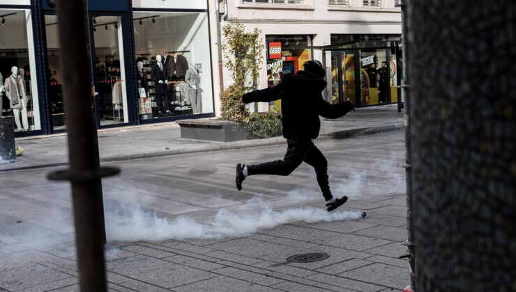 Fransa kaynıyor: Esnaf yağmalara karşı koruma tuttu