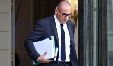 Fransa’da hayat pahalılığı protestoları hükümeti sarstı: Bakan istifa etti, Macron reddetti