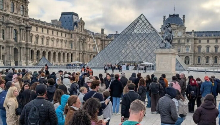 Fransa’da Paris’teki Louvre Müzesi eylemler nedeniyle ziyarete kapatıldı
