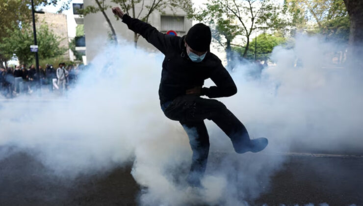 Fransa’da protesto sırasında annesine yakalanan liseli için eylem bitti