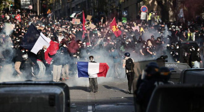 Fransa’da sokaklar kaynıyor: Macron’un tavizleri protestoları durduramadı