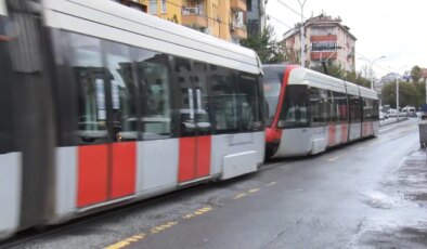 Güngören’de tramvay, minibüse çarptı: Yaralılar var