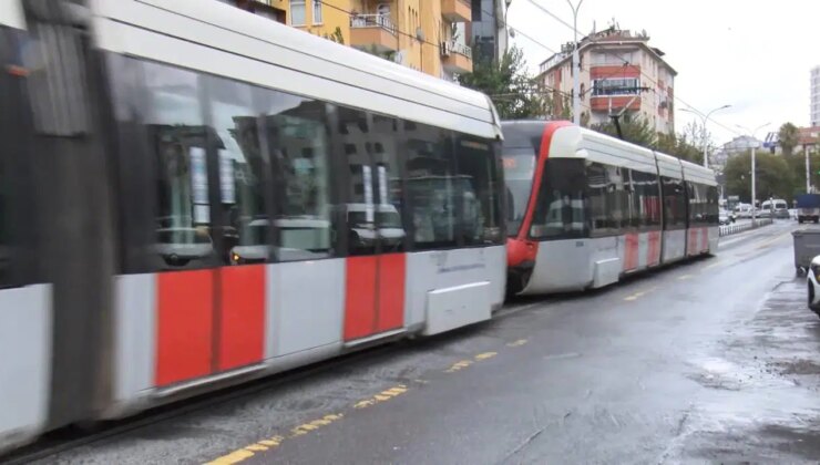 Güngören’de tramvay, minibüse çarptı: Yaralılar var