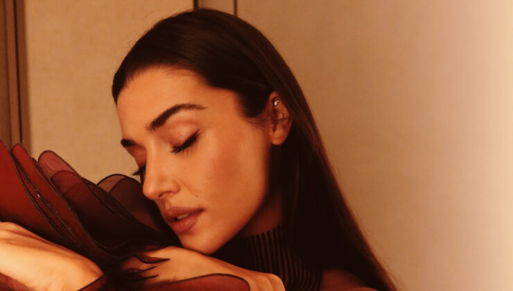 Hande Erçel bordo elbisesiyle büyüledi! Yeni pozlar beğeni topladı