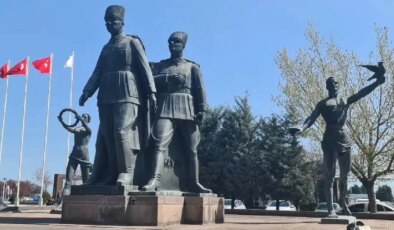 İlkadım Anıtı’ndaki kız ve erkek figürleri söküldü