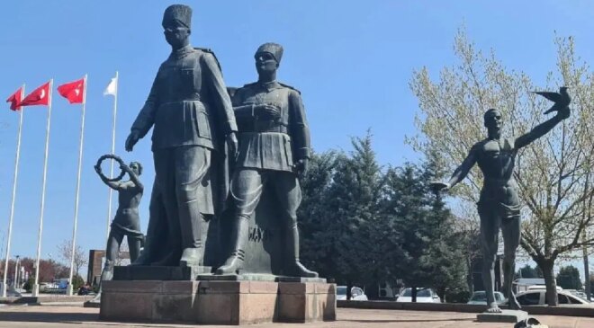 İlkadım Anıtı’ndaki kız ve erkek figürleri söküldü