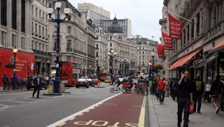 İngiltere’de Oxford Caddesi yayalaştırıldı