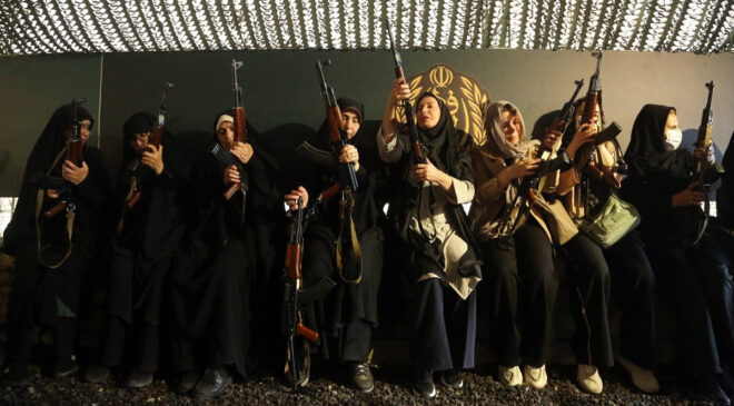 İran’da vatandaşlara silah eğitimi veriliyor