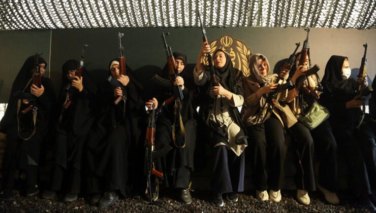 İran’da vatandaşlara silah eğitimi veriliyor