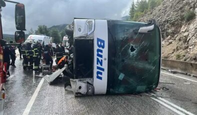 Isparta-Antalya karayolunda yolcu otobüsü devrildi: Ölü ve yaralılar var!