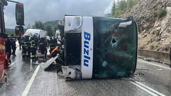 Isparta-Antalya karayolunda yolcu otobüsü devrildi: Ölü ve yaralılar var!