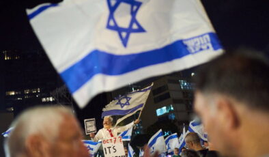 İsrail’de seçim öncesi sokaklar karıştı: Netanyahu karşıtı protesto