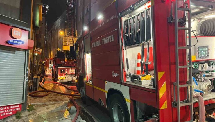 İstanbul Esenler’de 5 katlı binanın çatısındaki yangın itfaiye ekiplerince söndürüldü