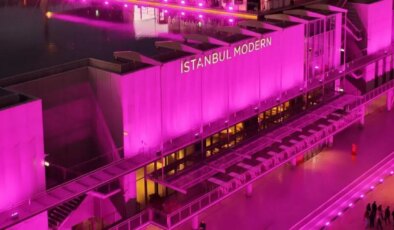 İstanbul Modern pembe ışığa büründü