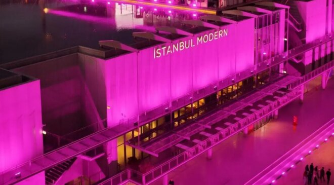 İstanbul Modern pembe ışığa büründü