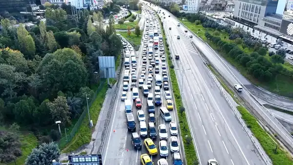 İstanbul’da zincirleme kaza: 3 şerit trafiğe kapatıldı