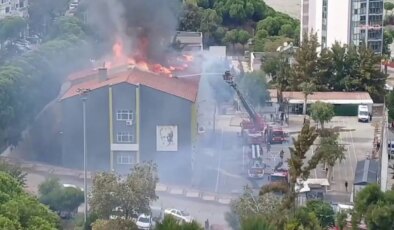 İzmir’de ortaokulun çatısında korkutan yangın