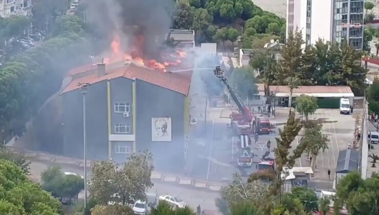 İzmir’de ortaokulun çatısında korkutan yangın