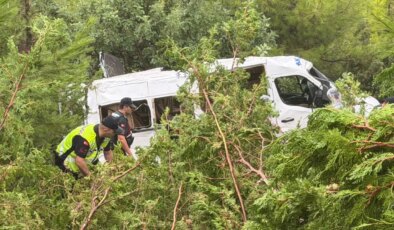 Mersin’de minibüs bahçeye yuvarlandı: Yaralılar var!