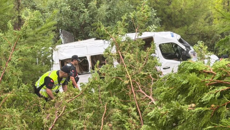 Mersin’de minibüs bahçeye yuvarlandı: Yaralılar var!