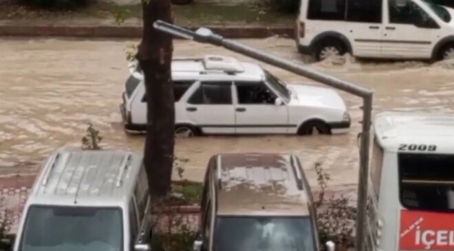 Mersin’de sağanak etkili oldu: Yolları su bastı!