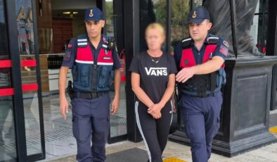 Otelin merdivenlerinden düşen turist öldü: Eşi tutuklandı