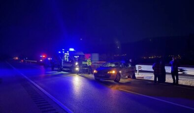 Otomobil önce bariyerlere, sonra otobüse çarptı: 2 yaralı
