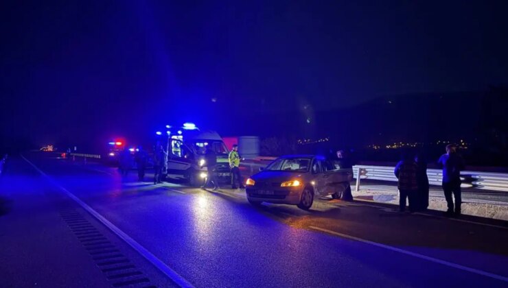 Otomobil önce bariyerlere, sonra otobüse çarptı: 2 yaralı