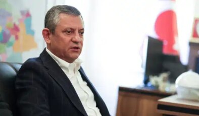 Özgür Özel, ev hapsindeki gazeteciler ve tutuklu gazetecilerin aileleriyle görüştü