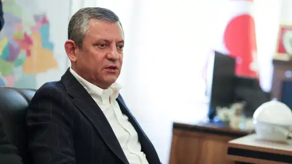 Özgür Özel, ev hapsindeki gazeteciler ve tutuklu gazetecilerin aileleriyle görüştü