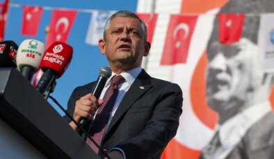 Özgür Özel o meydanda konuştu, ‘sandık iradesi’ mesajı verdi: ‘Bu millet başını cephede eğmedi, masada eğmedi…’