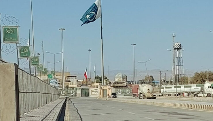 Pakistan, İran sınırındaki iki kapıda ticari faaliyetleri durdurdu