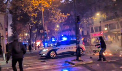 Paris’te gerilim tırmanıyor: Kalabalık grup polis araçlarına saldırdı