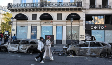 Paris’te yağma sonrası işletmelerde oluşan hasar objektiflere yansıdı
