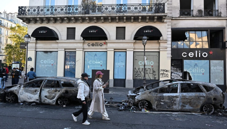 Paris’te yağma sonrası işletmelerde oluşan hasar objektiflere yansıdı